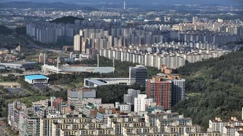 천안 지역의 집값이 급등하자 규제 지역으로 지정해달라는 청원이 등장했다. 사진은 천안시내 아파트 전경.<연합뉴스>